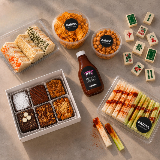 Paquete con 6 brownies, bastones de jicama y pepino, botella de chamoy, botes de cacahuates, papitas fritas y sandwichitos canapes.