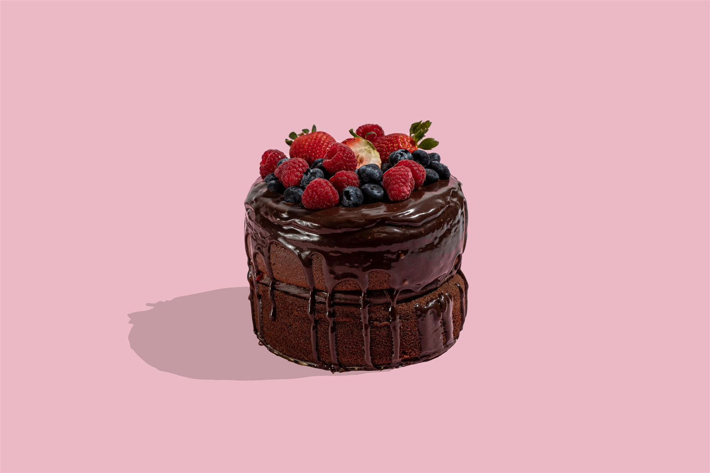 Pastel chico chocolate con berries